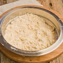 Растираем руками муку с маслом Растираем руками муку с маслом
