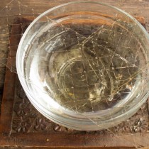 Пластинки желатина помещаем в миску с холодной водой