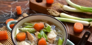 Куриный суп китайской кухни с фунчозой