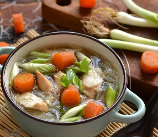 Куриный суп китайской кухни с фунчозой