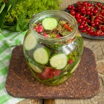 Заливаем банки кипящим маринадом Заливаем банки кипящим маринадом