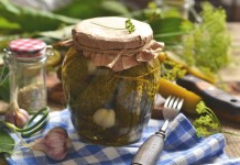 Огурцы маринованные с горчицей и чесноком Огурцы маринованные с горчицей и чесноком