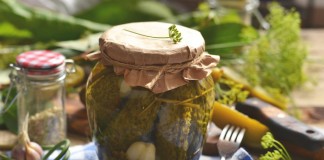 Огурцы маринованные с горчицей и чесноком