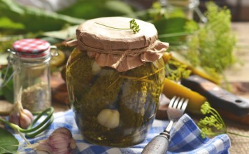 Огурцы маринованные с горчицей и чесноком