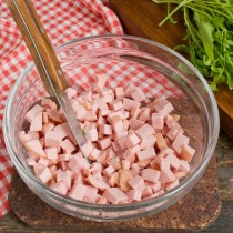 Вареную колбасу нарезаем кубиками Вареную колбасу нарезаем кубиками