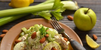 Салат с курицей и миндалём «Уолдорф»