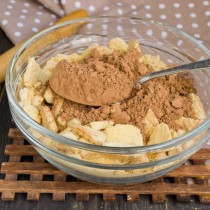 Насыпаем порошок какао Насыпаем порошок какао