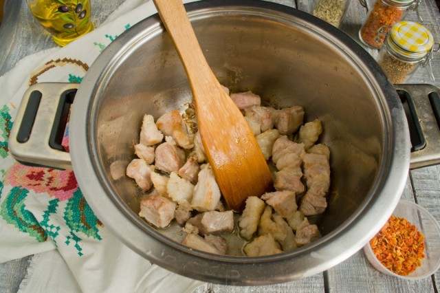 Обжариваем мясо в кастрюле до золотистого цвета Обжариваем мясо в кастрюле до золотистого цвета