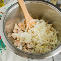 Добавляем к мясу нарезанный лук Добавляем к мясу нарезанный лук