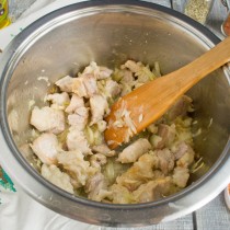 На довольно сильном огне поджариваем лук с мясом На довольно сильном огне поджариваем лук с мясом