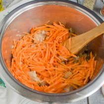 Добавляем нарезанную соломкой свежую морковь