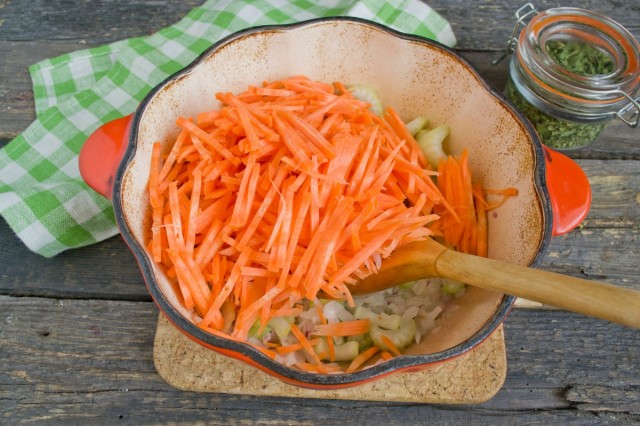 Добавляем морковь, тушим 5 минут