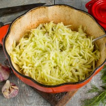 Кабачки трем на терке и добавляем к мясу Кабачки трем на терке и добавляем к мясу