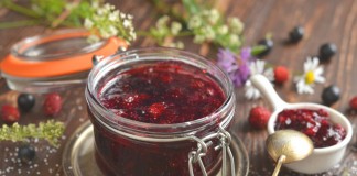 Варенье из чёрной смородины и земляники