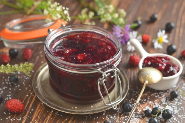 Варенье из чёрной смородины и земляники