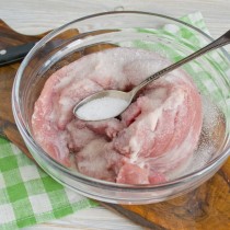 Посыпаем мясо крупной поваренной солью Посыпаем мясо крупной поваренной солью