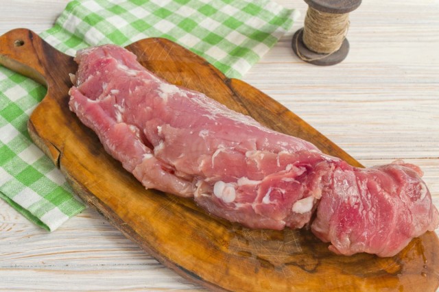 Обсушиваем мясо полотенцем или салфетками Обсушиваем мясо полотенцем или салфетками