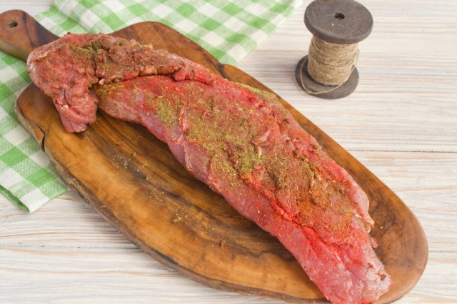 Натираем мясо специями Натираем мясо специями