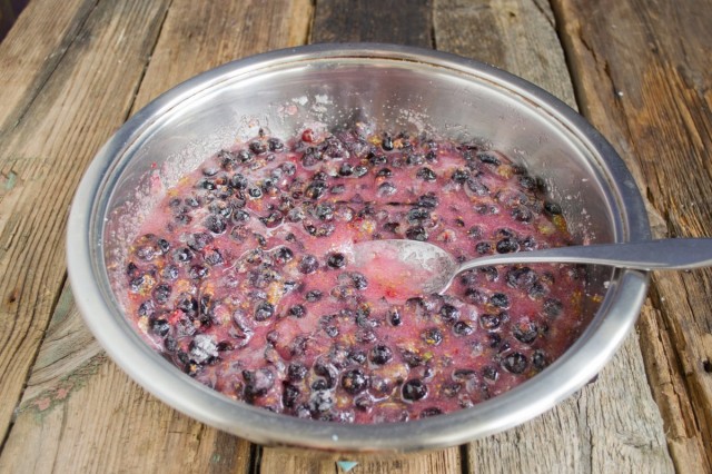Пюре из ягод и сахара перекладываем в эмалированную посуду