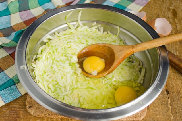 Смешиваем овощи с яйцами Смешиваем овощи с яйцами