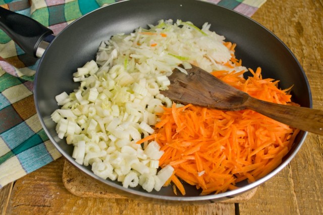 Сельдерей, лук и морковь кладём на сковородку в растопленное масло