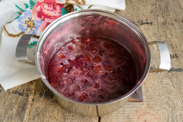 Варим варенье с целыми ягодами 5-7 минут