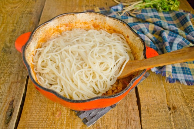 Смешиваем вареные макароны с соусом Смешиваем вареные макароны с соусом