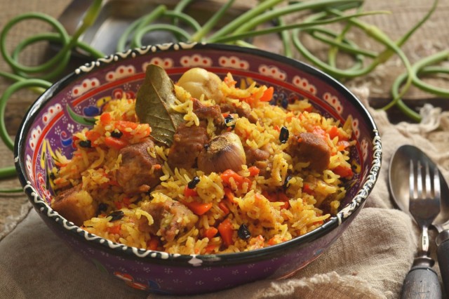 Вкусный плов со свининой в утятнице на плите Вкусный плов со свининой в утятнице на плите