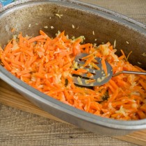 Добавляем морковь, обжариваем вместе с луком до мягкости