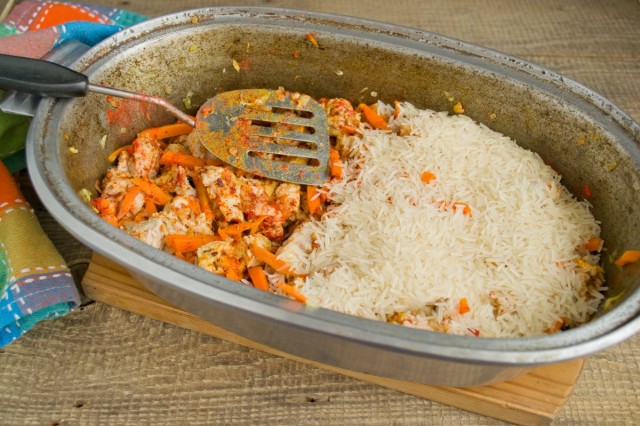 Высыпаем крупу на мясо слоем одной толщины Высыпаем крупу на мясо слоем одной толщины
