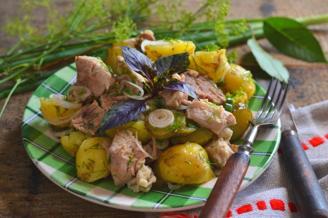 Салат деревенский с картошкой и мясом Салат деревенский с картошкой и мясом