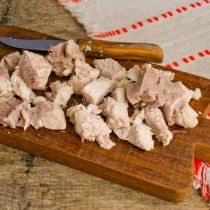 Варёную свинину нарезаем крупными кусками Варёную свинину нарезаем крупными кусками
