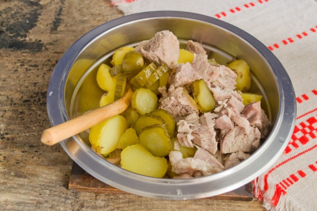 Добавляем в миску солёные огурцы и мясо Добавляем в миску солёные огурцы и мясо