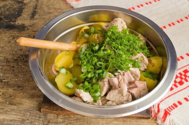 Добавляем зелень по вкусу и солим салат Добавляем зелень по вкусу и солим салат