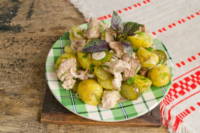Украшаем салат с картошкой и мясом зеленью и подаём на стол Украшаем салат с картошкой и мясом зеленью и подаём на стол