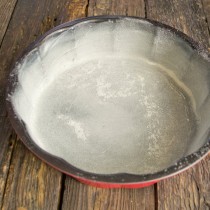 Форму смазываем маслом и припудриваем мукой Форму смазываем маслом и припудриваем мукой