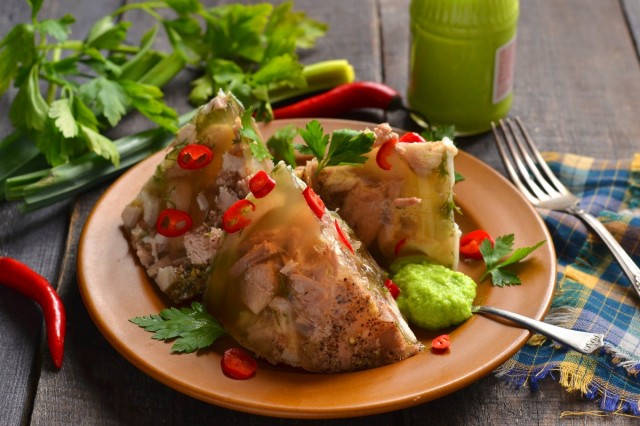 Вкусный свиной холодец с фенхелем и зеленью Вкусный свиной холодец с фенхелем и зеленью
