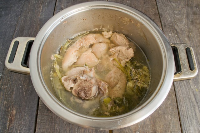 Варим мясо на маленьком огне 1.5-2 часа Варим мясо на маленьком огне 1.5-2 часа