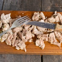 Варёную свинину режем кубиками Варёную свинину режем кубиками