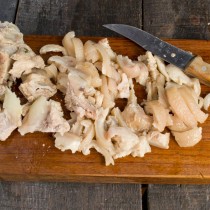 Нарезаем тонкими полосками свиную кожу Нарезаем тонкими полосками свиную кожу