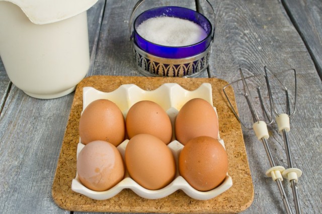 Яйца взбиваем с солью и сахаром около 5 минут