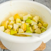 Режем яблочки кубиками, бросаем в тесто Режем яблочки кубиками, бросаем в тесто
