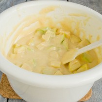 Аккуратно перемешиваем ингредиенты лопаткой Аккуратно перемешиваем ингредиенты лопаткой