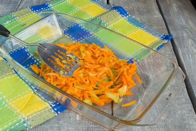Лук и морковь пассеруем на сковороде, выкладываем в форму