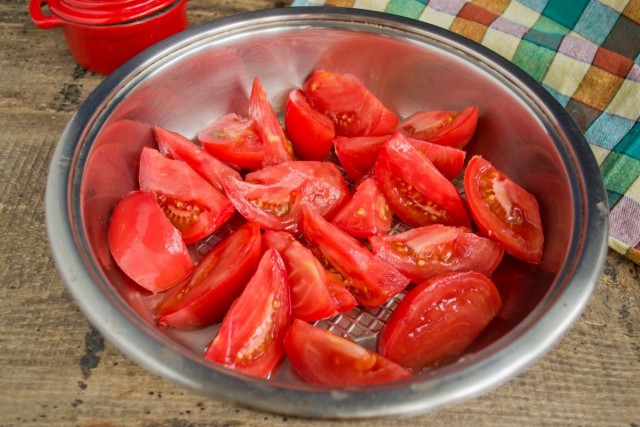 Тщательно моем помидоры, нарезаем крупно