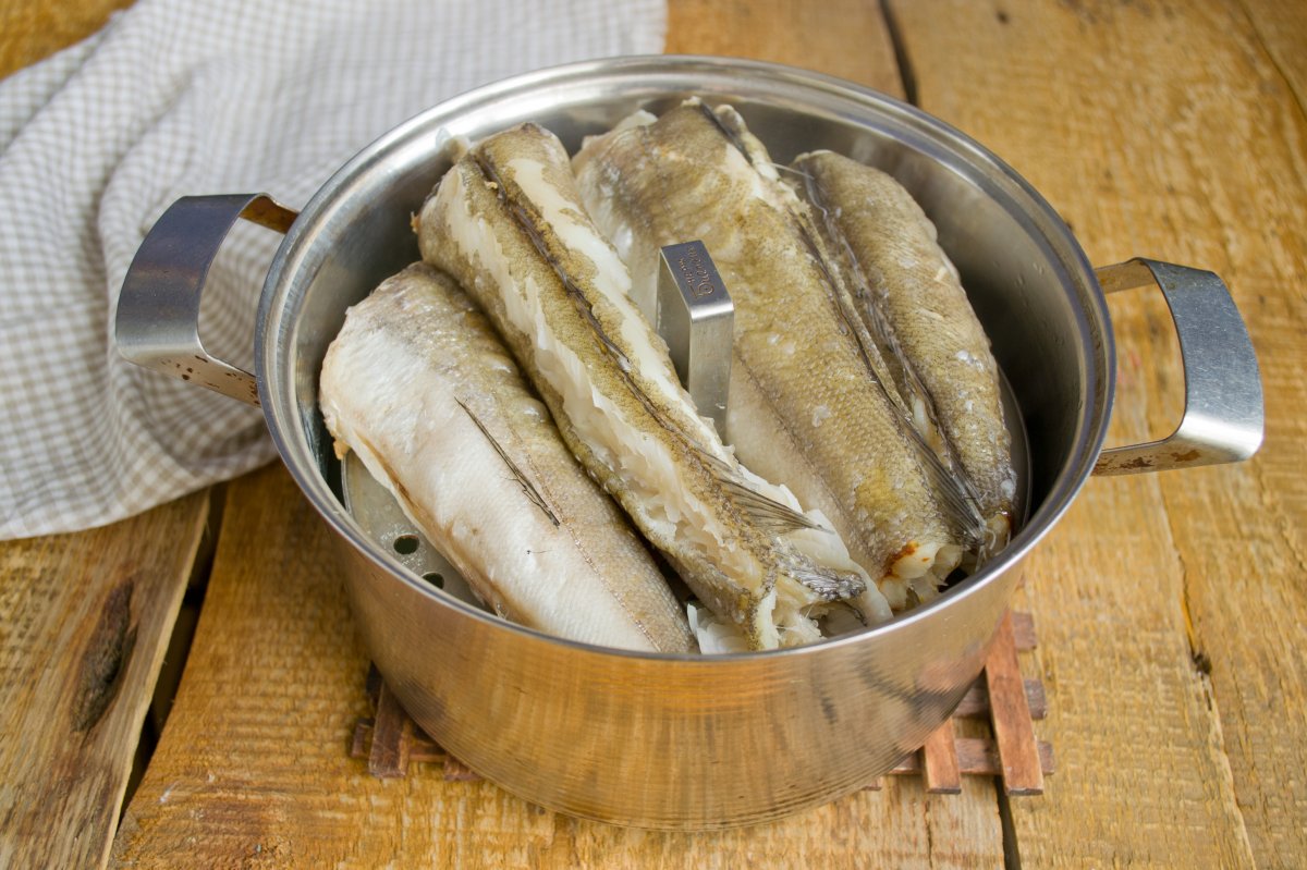 Рыба хек рецепты приготовления. Хек. Минтай вареный. Приготовление из рыбы хек. Мелкая рыба для варки.