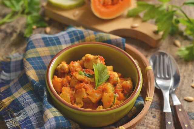 Кабачки, тыква и курица — осеннее рагу на каждый день