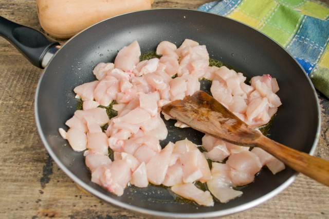 Кусочки куриного филе обжариваем на сковороде Кусочки куриного филе обжариваем на сковороде
