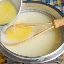 Добавляем растопленное масло Добавляем растопленное масло