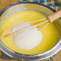 Насыпаем в миску манную крупу Насыпаем в миску манную крупу